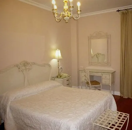 Le Petit Paris Maison d'hôtes 2*